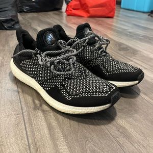 ADIDAS BLACK AND WHTE ULTRABOOST UN-CAGED (US8.5)